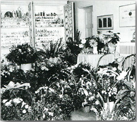 Der Musterschrank hinter einem Blumenmeer zum 25. Firmenjubiläum 1940 von Wendt und Kühn