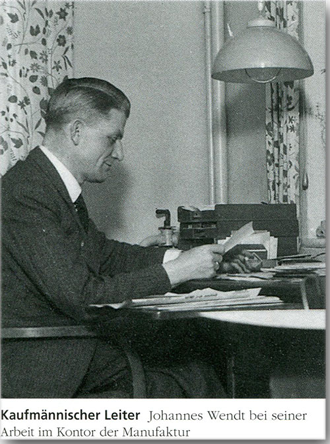 Johannes Wendt bei seiner Arbeit im Kontor der Manufaktur - Wendt und Kühn
