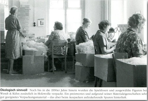 Noch bis in die 1990er Jahre hinein wurden die Spieldosen und ausgewählte Figuren bei Wendt und Kühn zusätzlich in Holzwolle verpackt