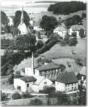 Das historische Firmengebäude rechts unterhalb der Kirche von Dittmannsdorf (1938) - Wendt und Kühn