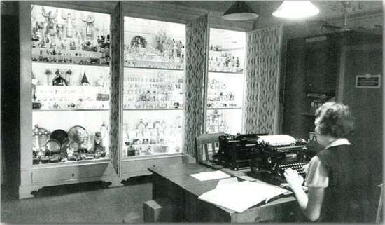 Das Musterzimmer wurde auch als Büro genutzt: Hier mit Gertrud Hunger in den 1930er Jahren. - Wendt und Kühn
