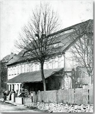 Die wohl älteste fotografische Aufnahme dokumentiert das heutige Stammhaus von Wendt und Kühn noch als Verlegerhaus der Firma Carl Weber (um 1870)