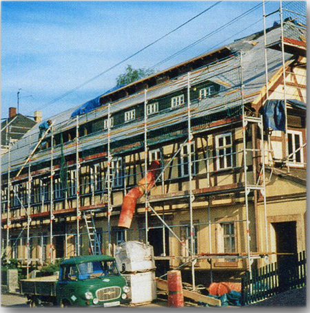 Wendt und Kühn - Noch sichtlich 'gezeichnet' stellt sich die Fassade im Frühsommer 1997 während der Rekonstruktion dar