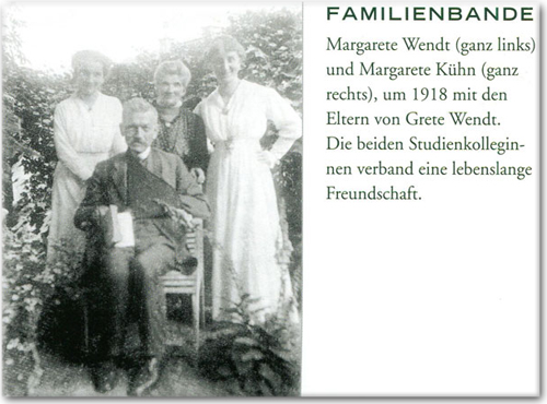 M. Wendt (links) und M. Kühn (rechts) um 1918 mit den Eltern von Grete Wendt - Wendt und Kühn
