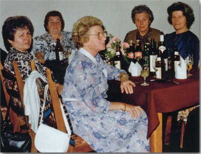 Margarete Stimpel (links) mit Kolleginnen beim Firmenfest zum 75-jährigen Bestehen von Wendt und Kühn im Oktober 1990