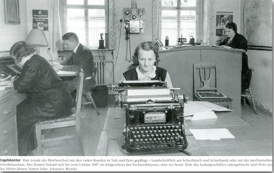Das 'Engelskontor' von Wendt und Kühn in den 1930er Jahren (hinten links: Johannes Wendt)