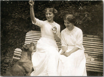 Gründerrinnen von Wendt und Kühn: Grete Kühn und Grete Wendt im Garten mit Boxer Roland 