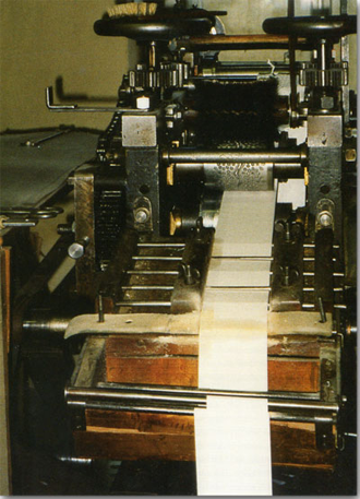 Mit dieser Maschine der Firma Otto Mäckel wird auch die Blütenborte für Wendt und Kühn gefertigt