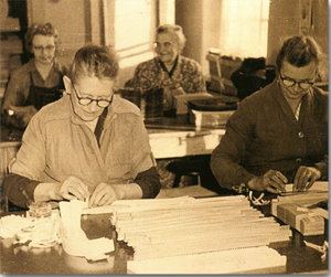 Handarbeit in der früheren Produktion der Firma Otto Mäckel (historische Aufnahme) - Wendt und Kühn